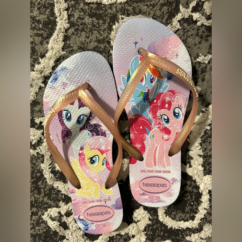 Flip flops / Thongs / Sandals (whatever they are 😜)
